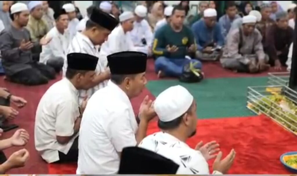Kapolda Kalsel Beserta Jajaran Ziarah ke Makam Datu Kalampayan ...