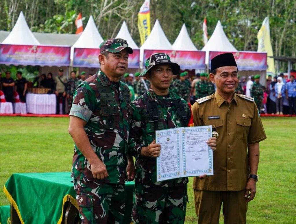 Jenderal TNI Maruli Simanjuntak (kiri) saat upacara penutupan TMMD ke-120 Kodim 1022. (Penrem 101)