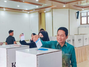 Calon-Bupati-Balangan-Abdul-Hadi-saat-mencoblos-di-TPS-07-SKB-Balangan