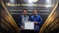 Bupati-Balangan-H-Abdul-Hadi-kiri-bersama-Kepala-DP3P2KBPMD-Balangan-H-Bejo-Priyogo-kanan-saat-menghadiri-acara-penghargaan-KLA-2025.-Kalimantanlive.comKamil