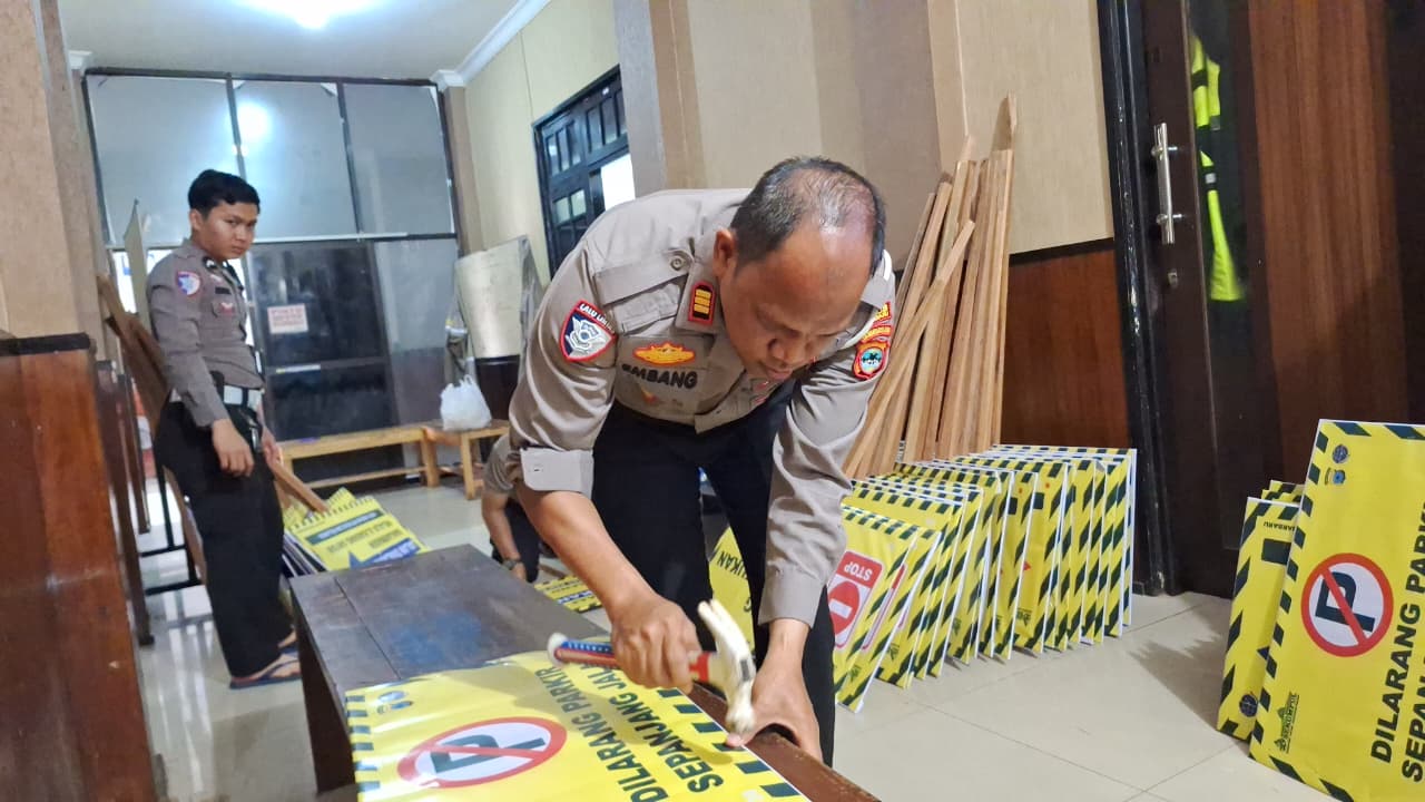 Kasat Lantas Polres Banjarbaru mengecek persiapan rambu-rambu mendukung momen 5 Rajab 1447 Hijriyah