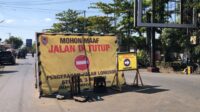Jalan Veteran Km 5,5 Ditutup Total, Omzet Pedagang Anjlok hingga Akses Warga Terganggu