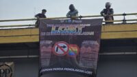 Spanduk “Tolak Normalisasi LGBT” Terpasang di Flyover Gatot Subroto