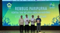 Gubernur Kalsel Muhidin Raih Penghargaan Adhi Bhakti Tani