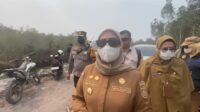 Wali Kota Banjarbaru, Hj. Erna Lisa Halaby, mendampingi Menteri Kehutanan (Menhut) RI, Raja Juli Antoni, meninjau langsung kawasan hutan lindung yang terdampak kebakaran hutan dan lahan (karhutla) di Kecamatan Liang Anggang, Senin (12/10/2026). Wali Kota Banjarbaru, Hj. Erna Lisa Halaby, mendampingi Menteri Kehutanan (Menhut) RI, Raja Juli Antoni, meninjau langsung kawasan hutan lindung yang terdampak kebakaran hutan dan lahan (karhutla) di Kecamatan Liang Anggang, Senin (12/10/2026).