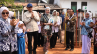 Bupati Tanah Laut, H. Rahmat Trianto, bersama Bunda PAUD Kabupaten Tanah Laut, Hj. Dian Rahmat Trianto, meninjau hasil Program Revitalisasi Satuan Pendidikan Tahun 2026 di TK Pertiwi Kurau, Kecamatan Kurau, Rabu (14/10/2026)