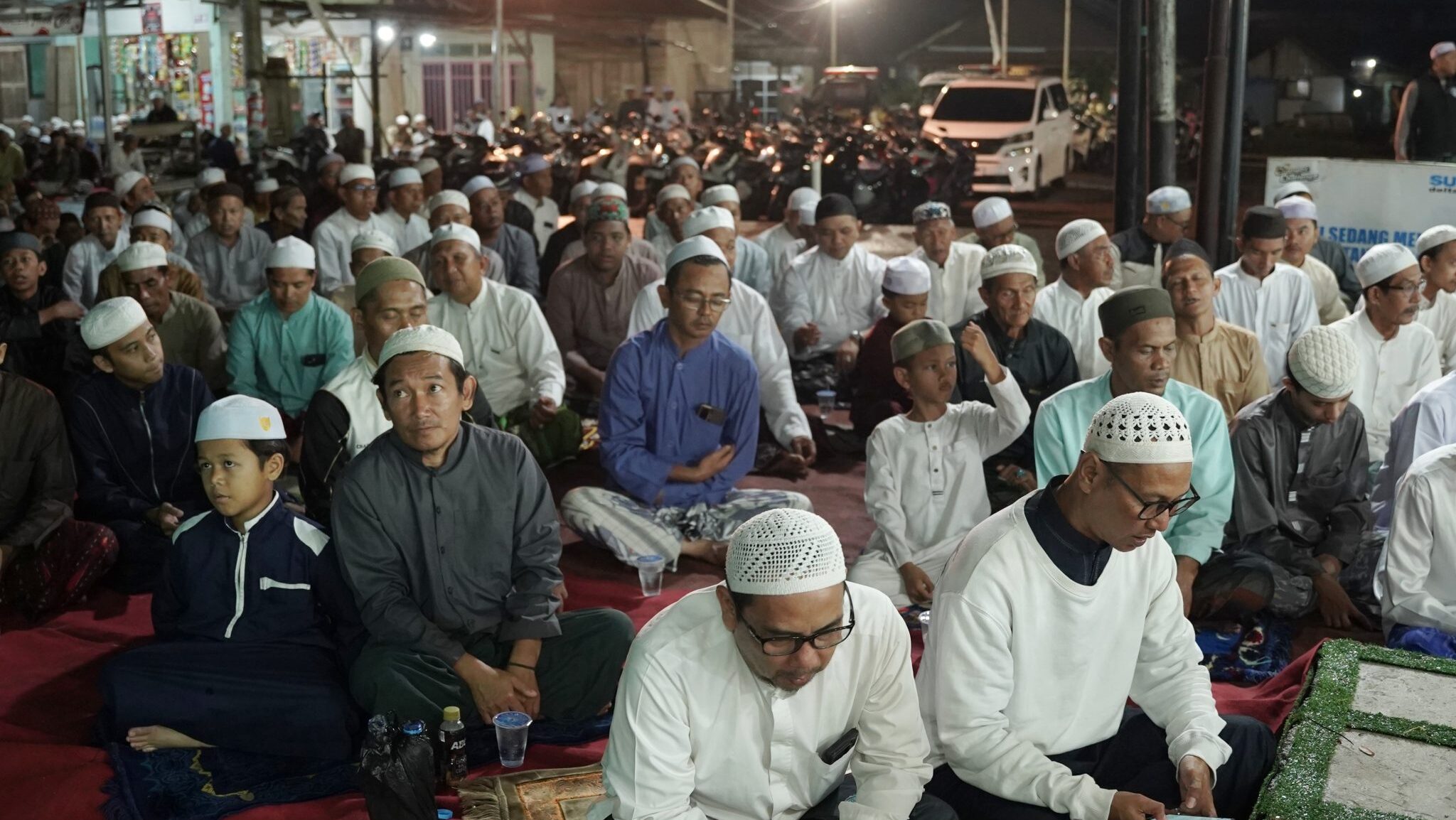 Ribuan jemaah memadati kawasan Kubah KH Sya’rani Arief di Kampung Melayu Tengah, Kecamatan Martapura Timur, Kabupaten Banjar, Senin (26/10/2026) malam.